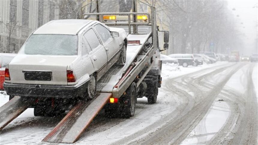 Snow towing and winch-out emergency service